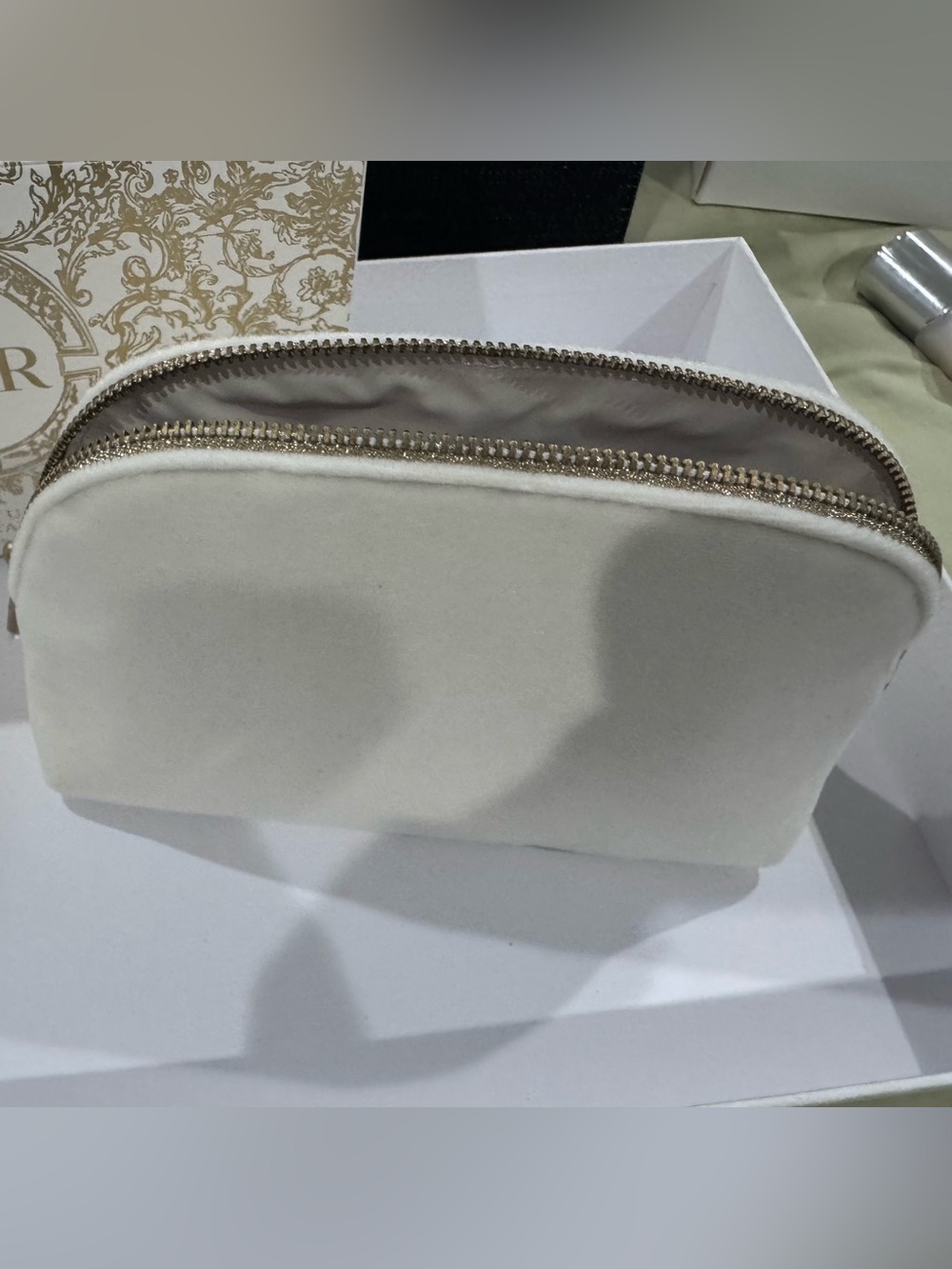 Dior white velvet cosmetic pouch and serum samplers - Picture 4 of 9